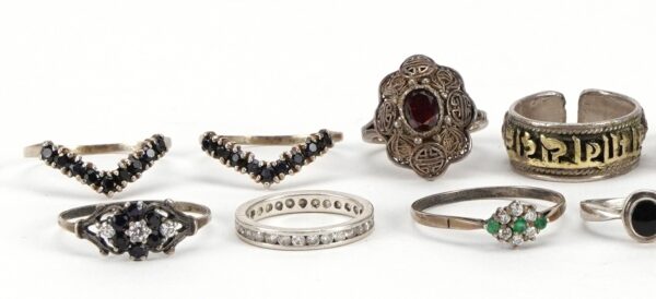 Fifteen Silver and Unmarked Silver Rings - Image 2